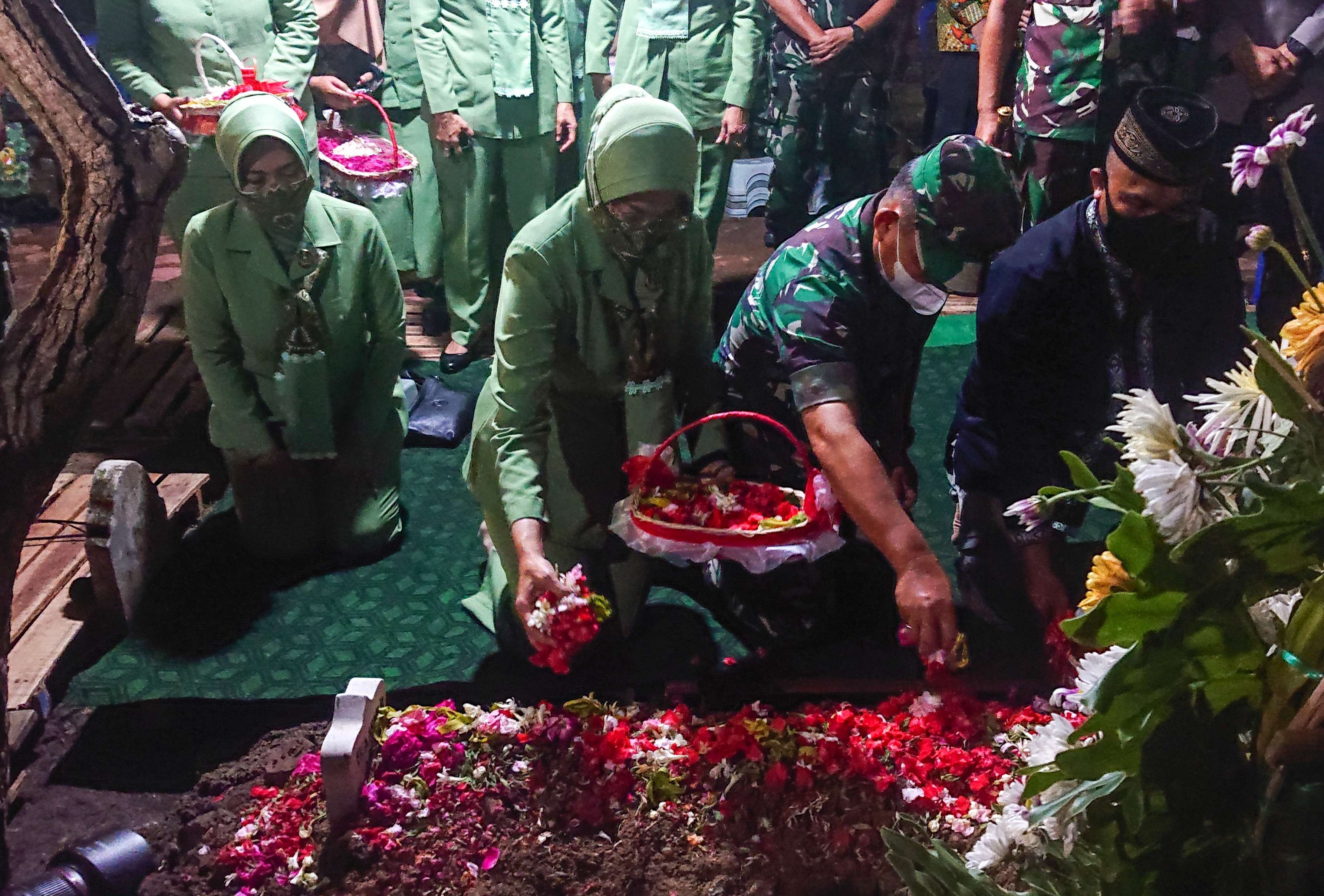 KSAD didampingi istri tabur bunga di makam alm Sertu Eka (foto:Aini/Ngopibareng.id)