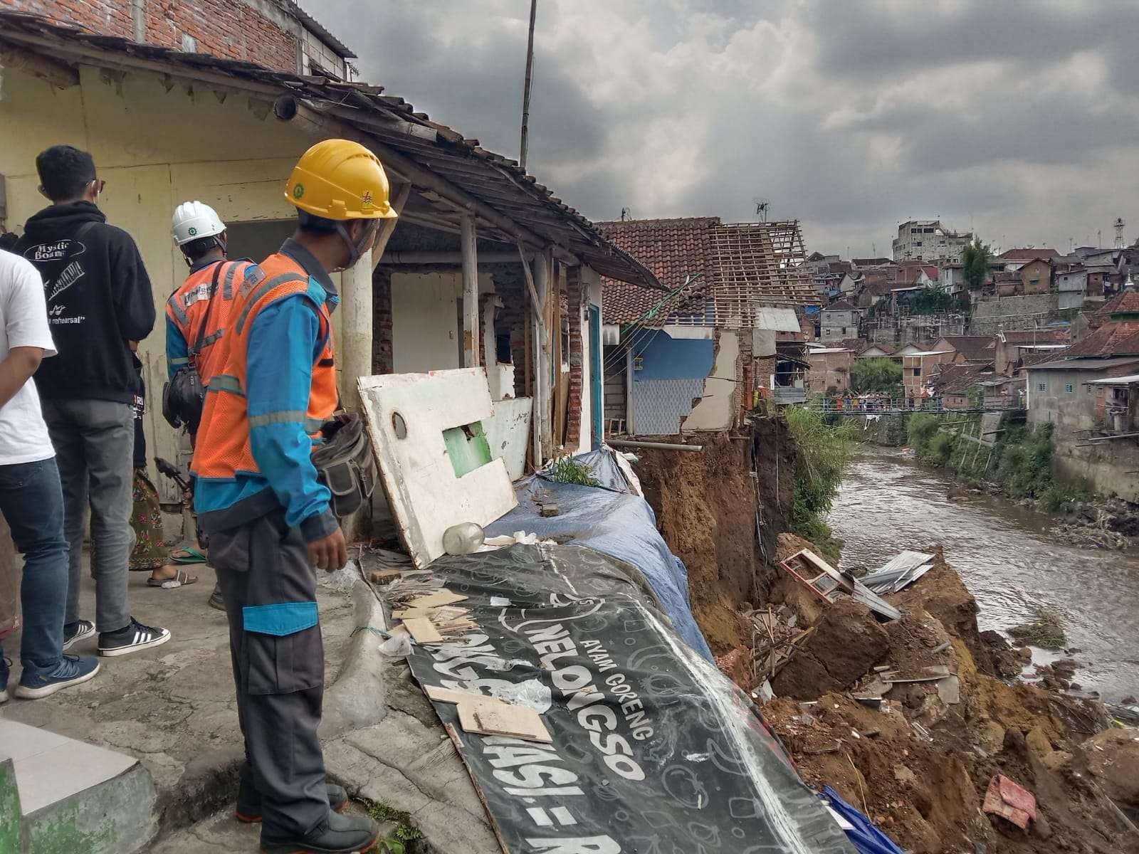 Longsoran sungai yang membuat enam unit rumah di Kota Malang ambrol (Foto: Lalu Theo/ngopibareng.id)