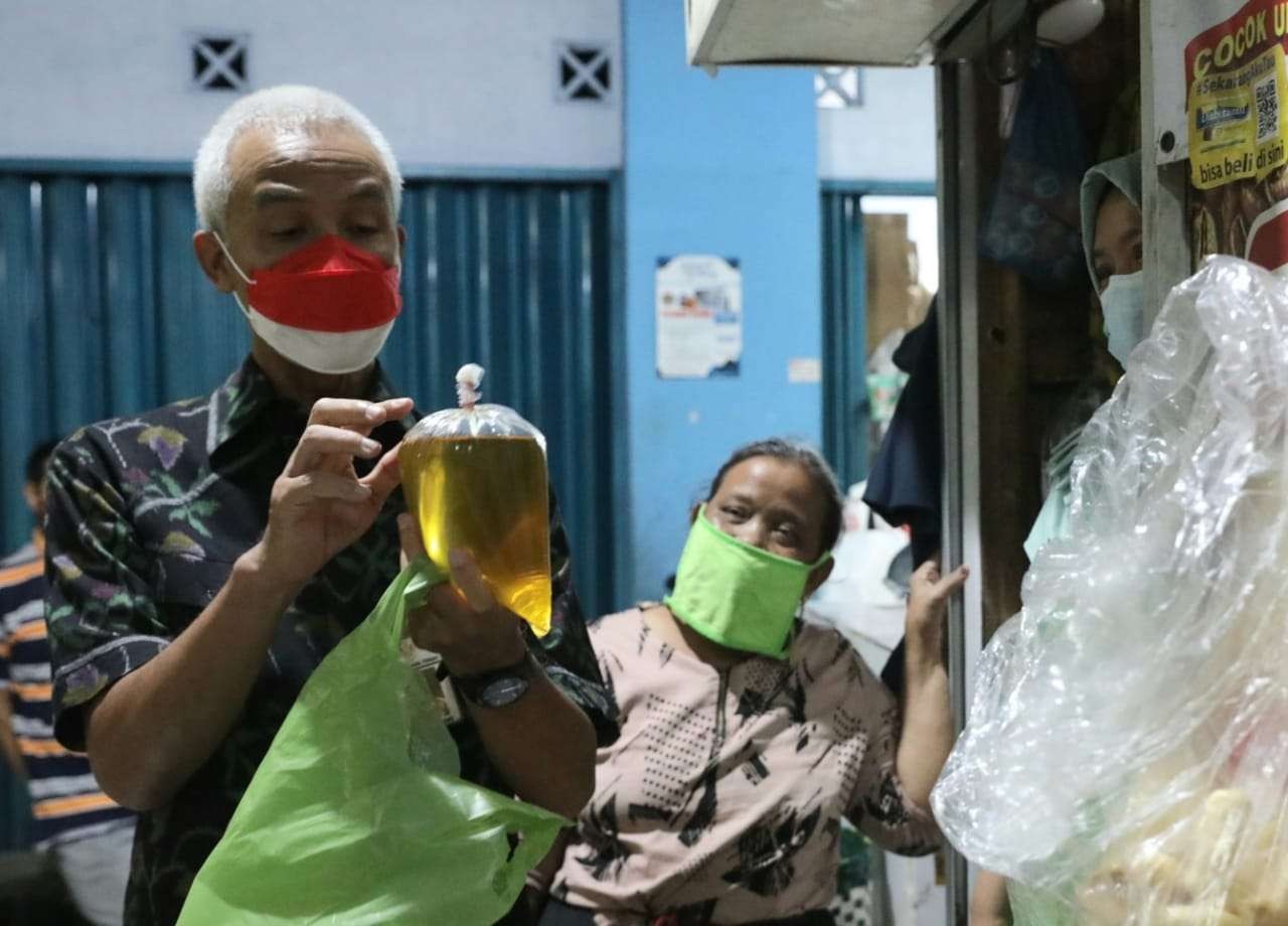 Gubernur Jawa Tengah, Ganjar Pranowo melakukan sidak ke Pasar Bulu Kota Semarang, Selasa, 5 April 2022. (Foto: ist)