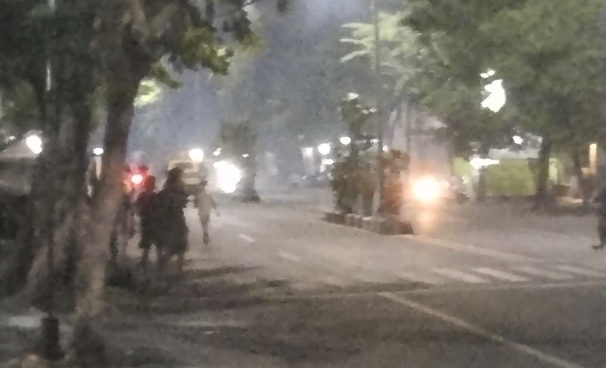 Sejumlah pemuda yang menggelar aksi tawuran di Jalan Kapasari (Foto: Andhi Dwi/Ngopibareng.id)