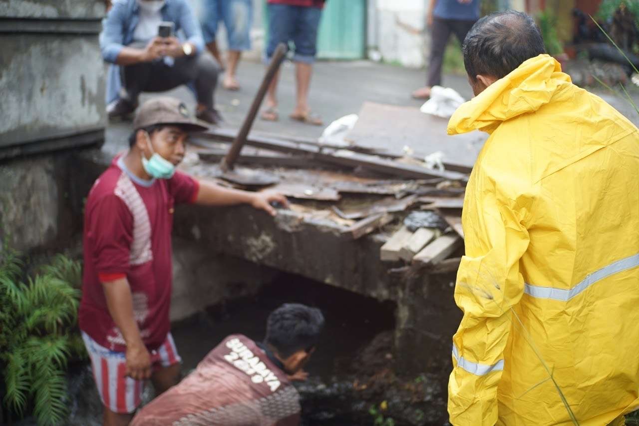 Wawali Surabaya, Armuji saat memimpin normalisasi saluran air jalan Dupak. (Foto: Istimewa)