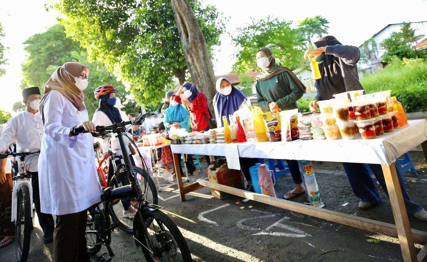 Bupati Banyuwangi berkeliling pasar takjil menggunakan sepeda (Foto: Istimewa)