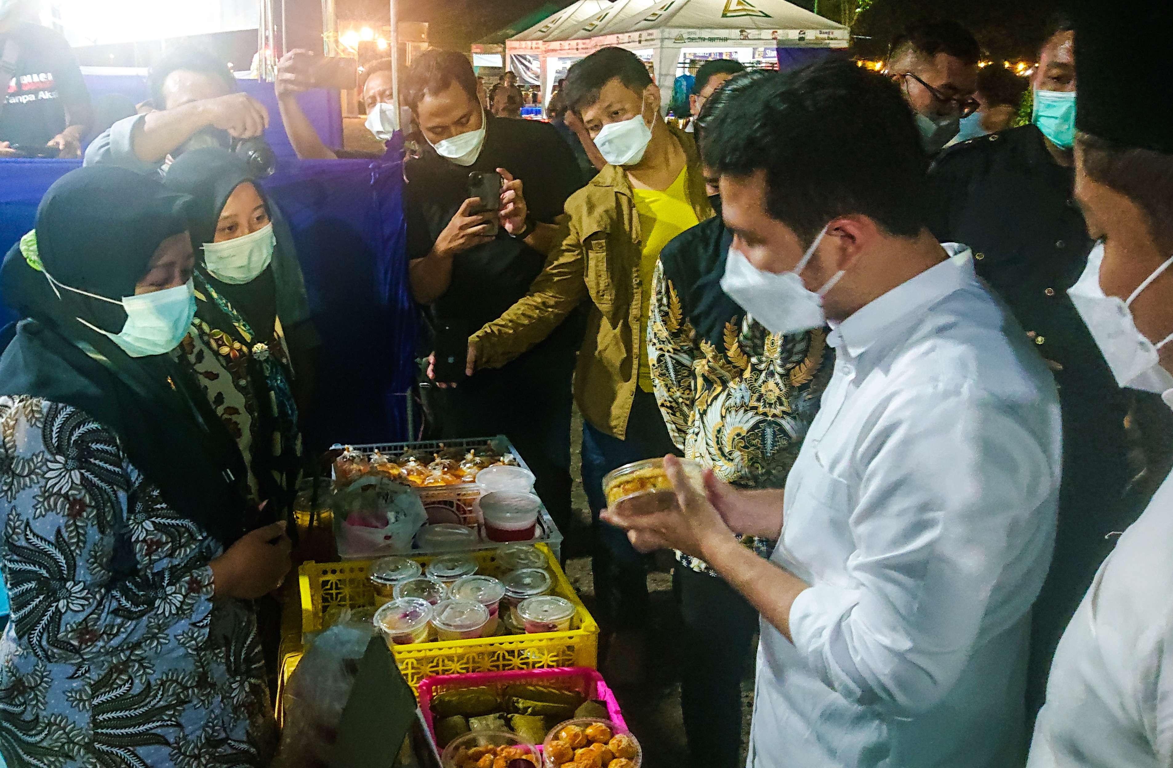 Wakil Gubernur (Wagub) Jawa Timur Emil dardak (baju putih) sedang melihat produk UKM (foto: Aini/Ngopibareng.id)