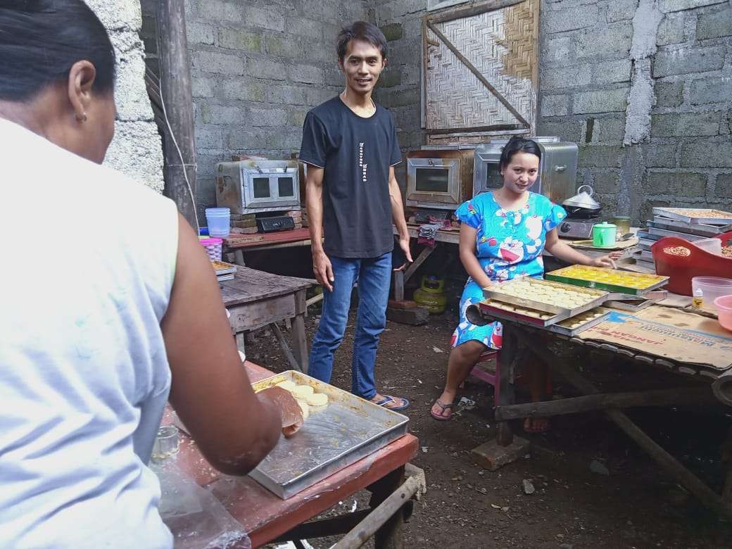 Pelaku UMKM kue kacang di Kecamatan Mayang, Jember (Foto: Istimewa)