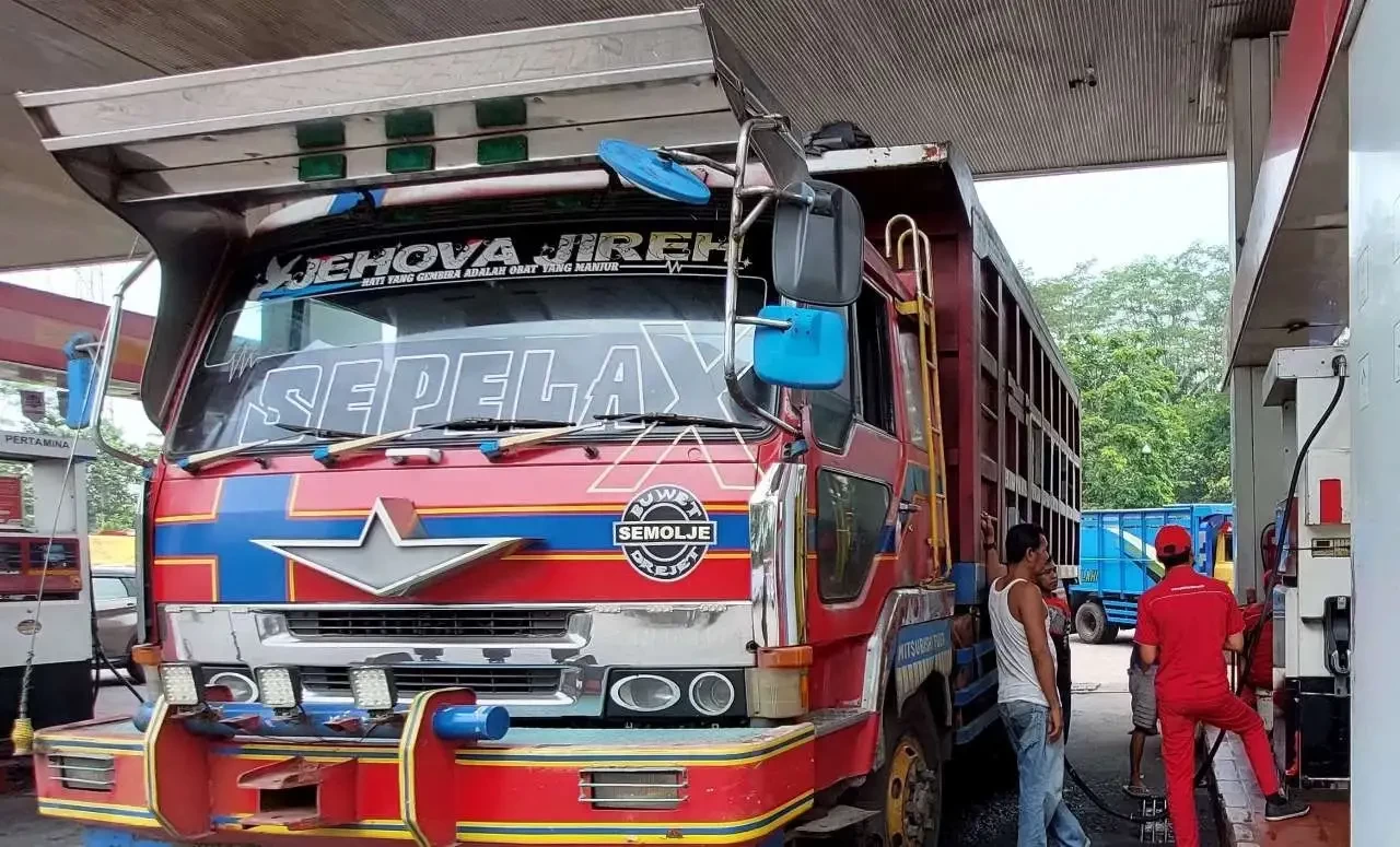 Sebuah truk sedang mengisi solar subsidi di sebuah SPBU di Kecamatan Leces, Kabupaten Probolinggo. (Foto: Ikhsan Mahmudi/Ngopibareng.id)