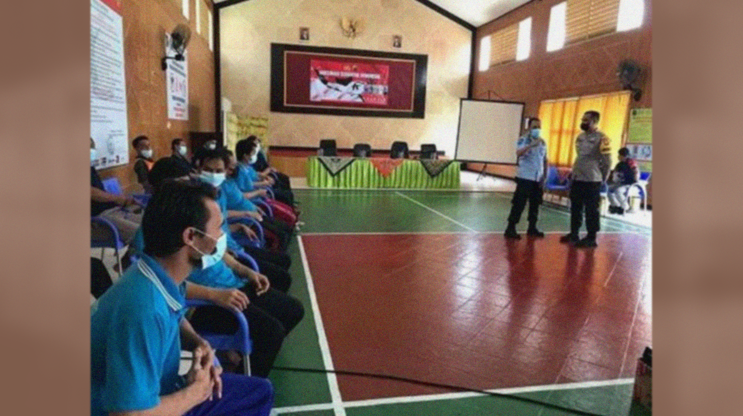 Para narapidana atau warga binaan tengah mengikuti vaksinasi dosis tiga jenis booster fi Lapas Kelas II A Bojonegoro, Jawa Timur. (Foto: Dok. Lapas Bojonegoro)