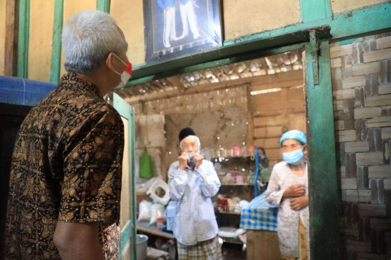 Mbah Dasromi dan istrinya bahagia kedatangan Gubernur Ganjar yang akan merehab rumahnya. (Foto: Dok Jateng)