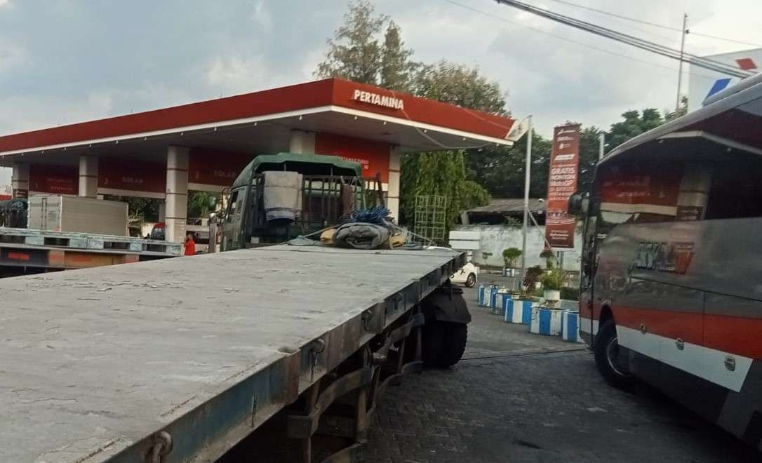 Sebuah SPBU di Kota Probolinggo yang dijejali bus dan truk yang mengatre solar. (Foto: Ikhsan Mahmudi/Ngopibareng.id)