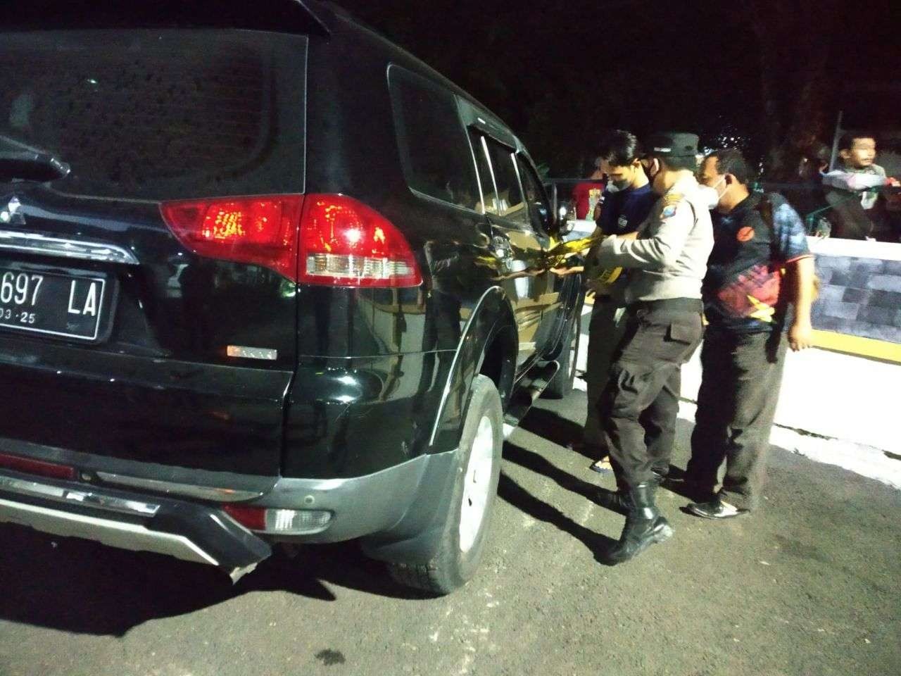 Mobil korban sedang dipasang police line. (Foto: Imron Rosidi/Ngopibareng.id)