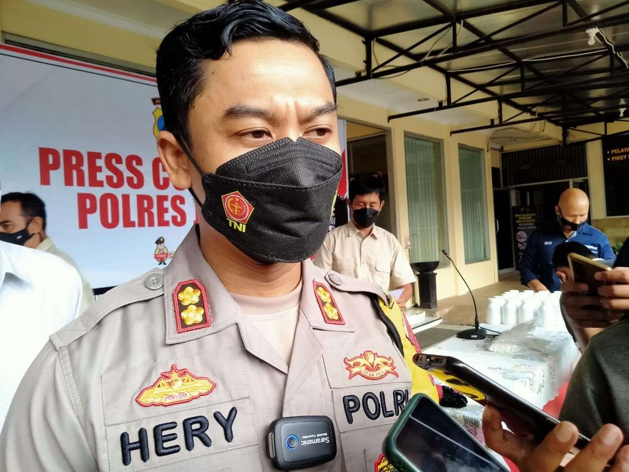 Kapolres Jember AKBP Hery Purnomo memaparkan kasus beredarkan video porno (Foto:Rusdi/Ngopibareng.id)