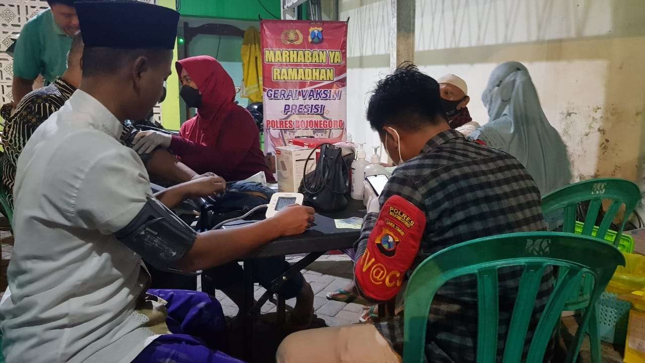 Tim kesehatan Polres Bojonegoro, Jawa Timur, tengah melayani vaksinasi jemaah Masjd Agung Darussalam. Vaksinasi digelar usai salat tarawih agar tidak mengganggu ibadah puasa. (Foto: Dok. Humas Polres)