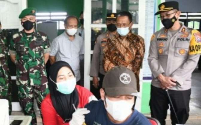 Kapolres Bondowoso AKBP Wimboko (kanan) dan Dandim 0822, Letkol Arm Suhendra Chipta (kiri) meninjau pelaksanaan vaksinasi Covid-19.(foto: Guido/ngopibareng.id)