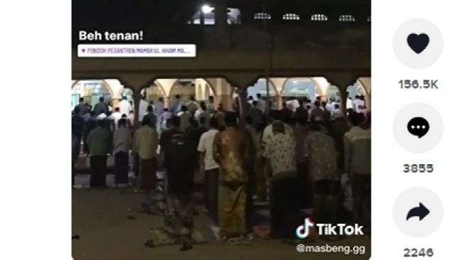 Viral salat tarawih super cepat di salah satu podok pesantren (ponpes) di Blitar, Jawa Timur. (Foto TikTok)