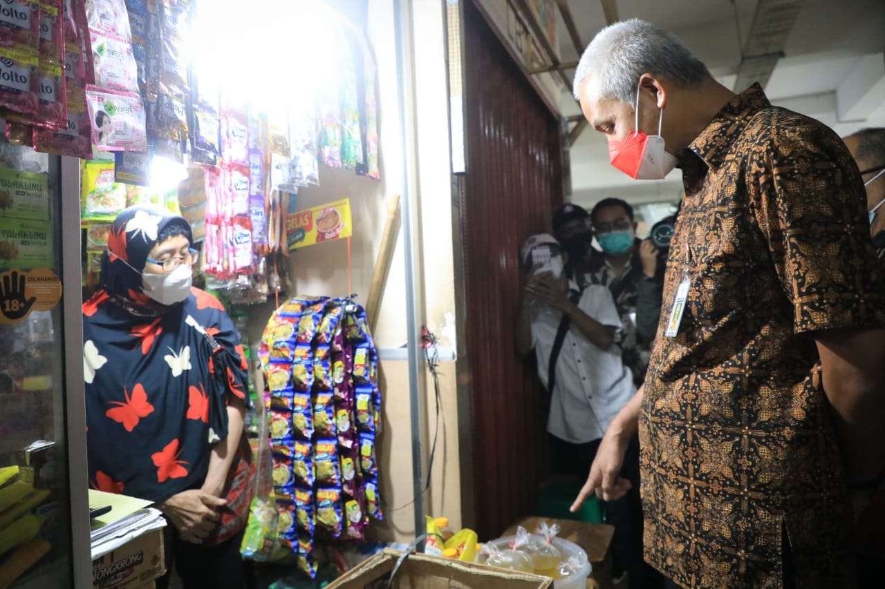 Gubernur Jawa Tengah, Ganjar Pranowo kembali melakukan sidak harga minyak goreng di pasar-pasar tradisional, salah satunya di Pasar Muntilan. (Foto: Dok Jateng)