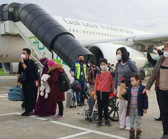 Suasana kedatangan WNI dari Ukraina.(Foto: Reuters)