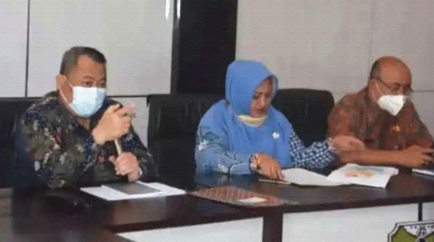 Wabup Bondowoso Irwan Bachtiar Rahmat didampingi Kepala BP4D, Farida memimpin rakor p enanggulangan kemiskinan ekstrem di Bondowoso.(Foto: GuidoSaphan/ngopibareng.id)