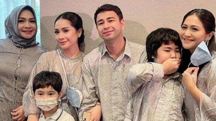 Rieta Amilia (kiri) bersama keluarga putrinya, Nagita Slavina dan Raffi Ahmad. (Foto: Instagram)