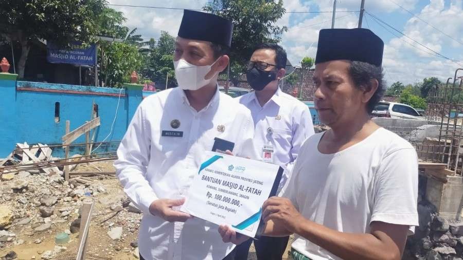 Kakanwil Kemenag Jateng Must’ain Ahmad beri bantuan Rp100 juta untuk renovasi masjid di Sragen. (Foto: Kemenag)