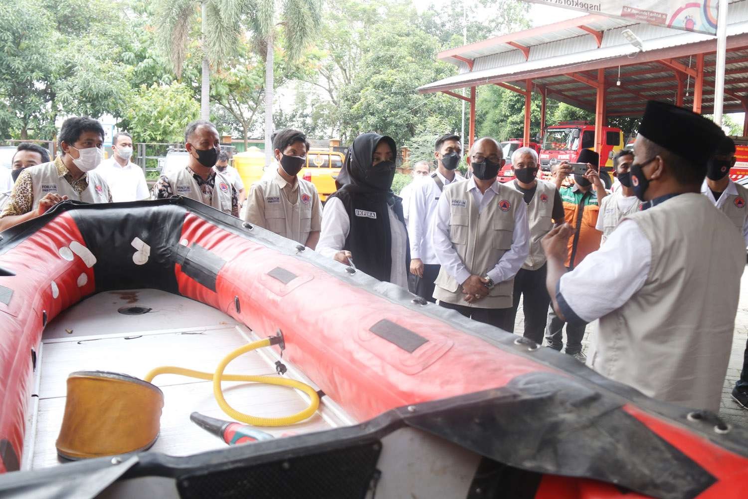 Bupati Mojokerto Ikfina Fahmawati berbincang usai menyerahkan pinjaman chainsaw dan perahu karet kepada Forum Pengurangan Resiko Bencana (FPRB) Kabupaten Mojokerto. (Foto: Diskominfo Kabupaten Mojokerto)