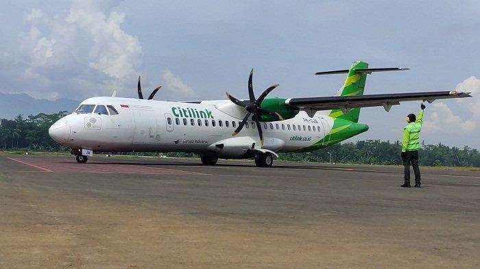 Pesawat Citilink saat berada di landasan Bandara Ngloram, Blora, Jawa Tengah. (Foto: Ahmad Sampurno/Ngopibareng.id)