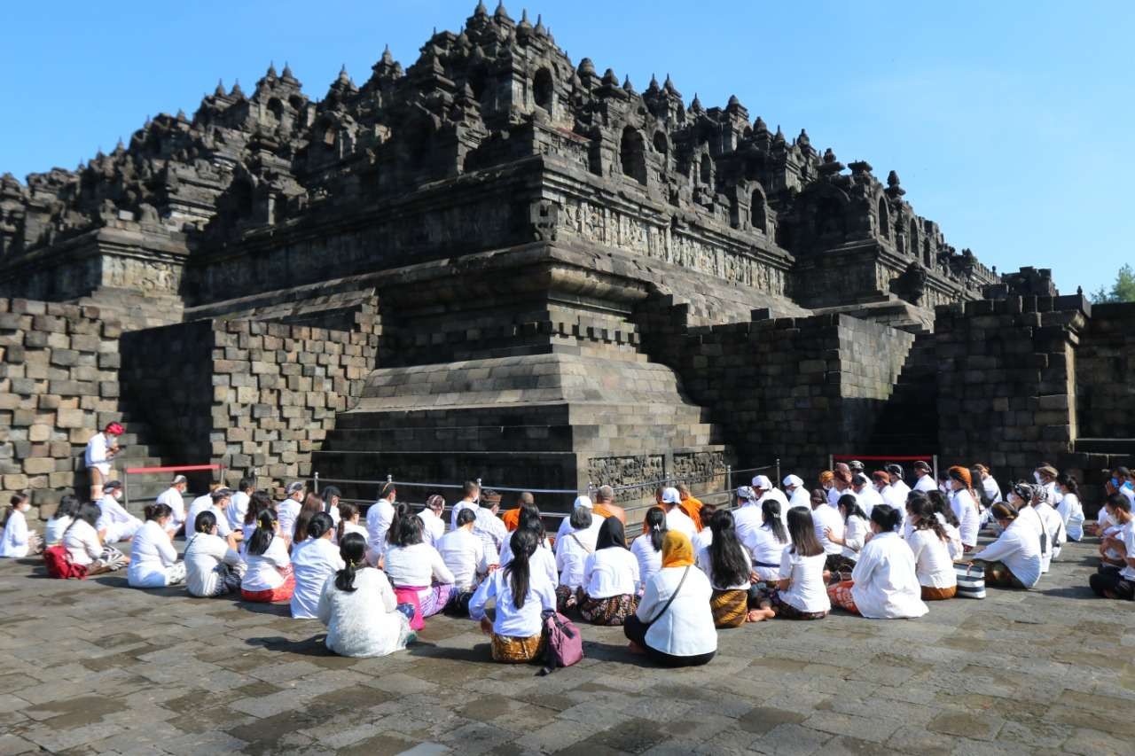 Direktur Urusan dan Pendidikan Agama Buddha, Ditjen Bimas Buddha Kementerian Agama, Supriyadi sedang menyampaikan sambutan pada Doa Kebahagiaan. (Foto: Kemenag)