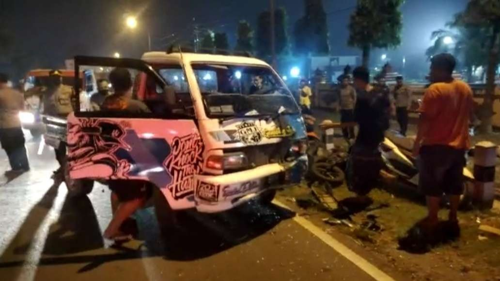 Mobil pikap menabrak empat pemotor di Mojokerto. (Foto: Deni Lukmantara/Ngopibareng.id)