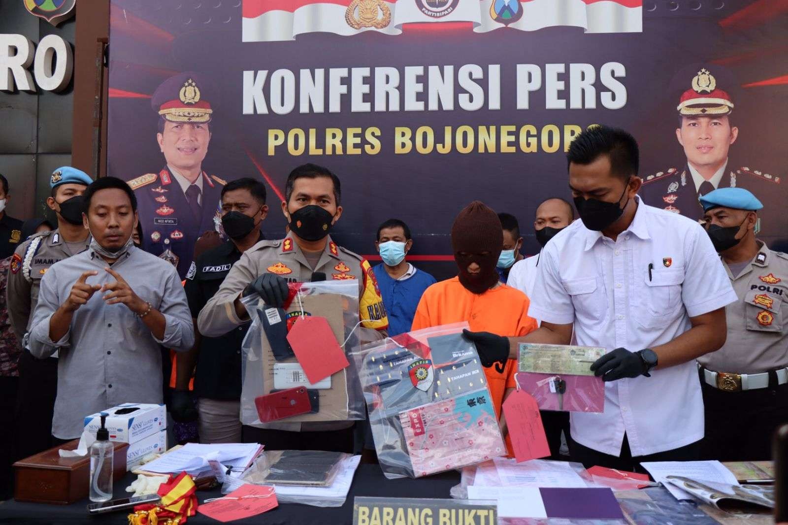 Kapolres Bojonegoro AKBP Muhammad saat gelar perkara kasus arisan online dan investasi bodong di Mapolres Bojonegoro, Kamis 7 April 2022. (Foto: Humas Polres Bojonegoro)