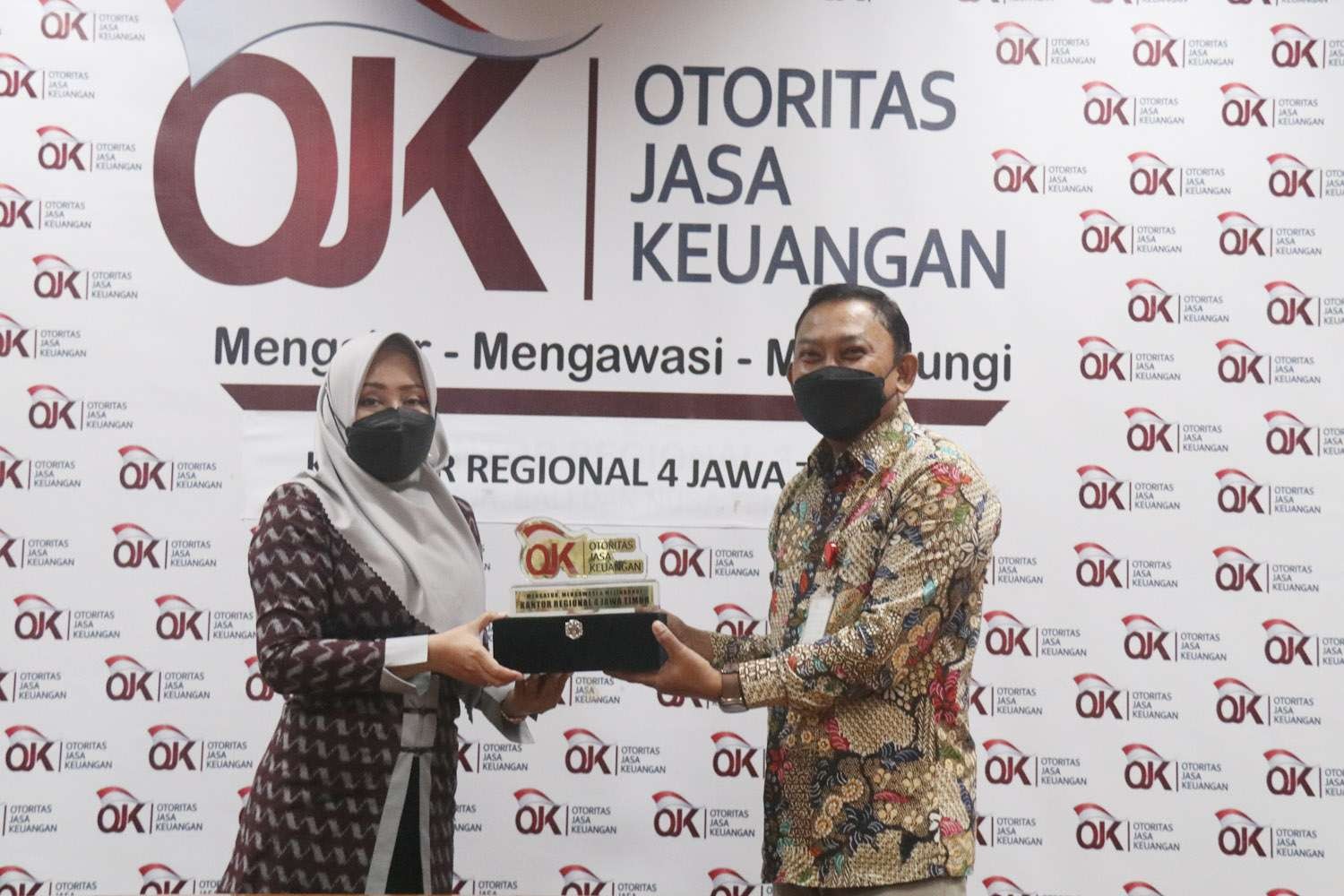 Bupati Mojokerto Ikfina Fahmawati usai menandatangani kerjasama dengan OJK Jatim yang diwakili Bambang Mukti Riyadi Kepala OJK Regional 4 Jawa Timur. (Foto: Diskominfo Kabupaten Mojokerto