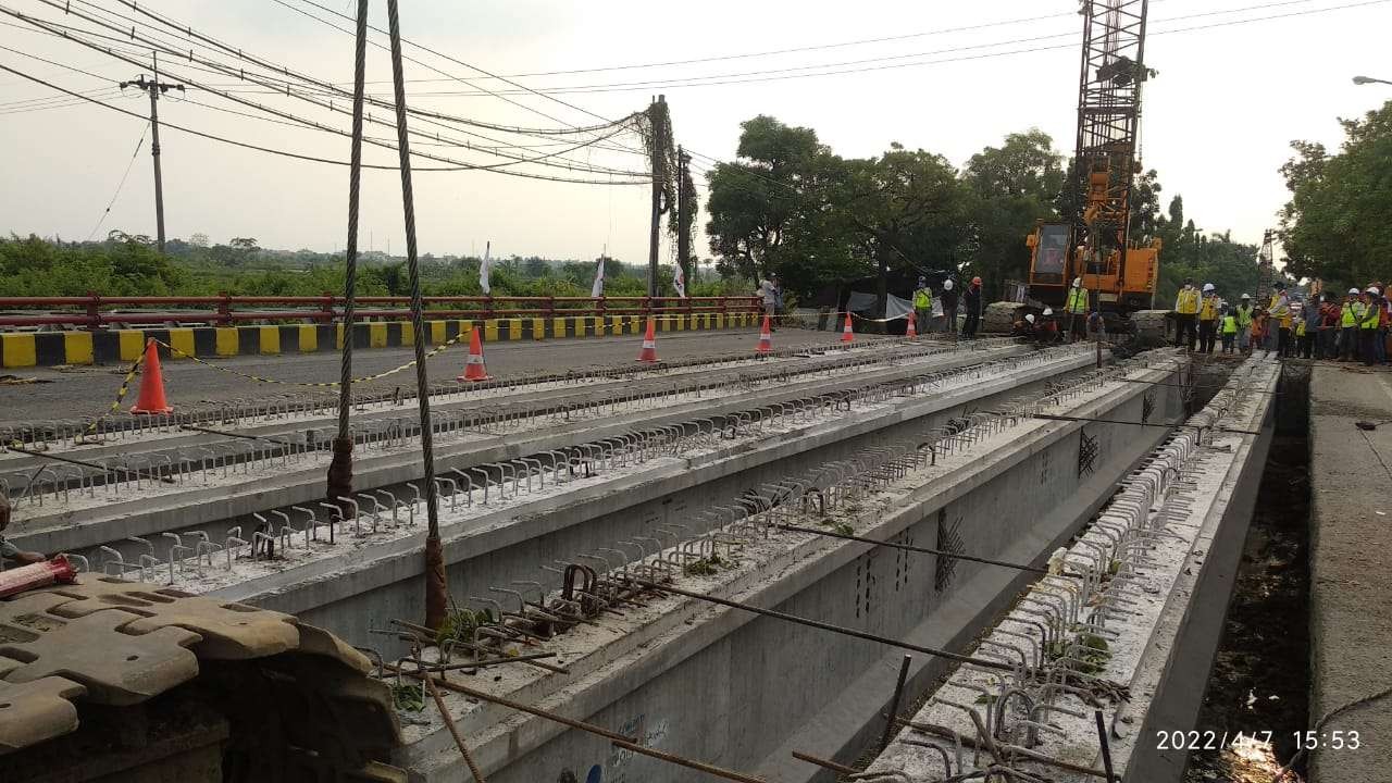 Pemasangan girder di Jembatan Ngaglik 1 berjalan lancar (Foto: Imron Rosidi/Ngopibareng.id)