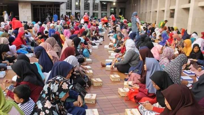 Peserta buka puasa di Masjid Istiqlal Jakarta. (Foto: Asmanu Sudarso/Ngopibareng.id)