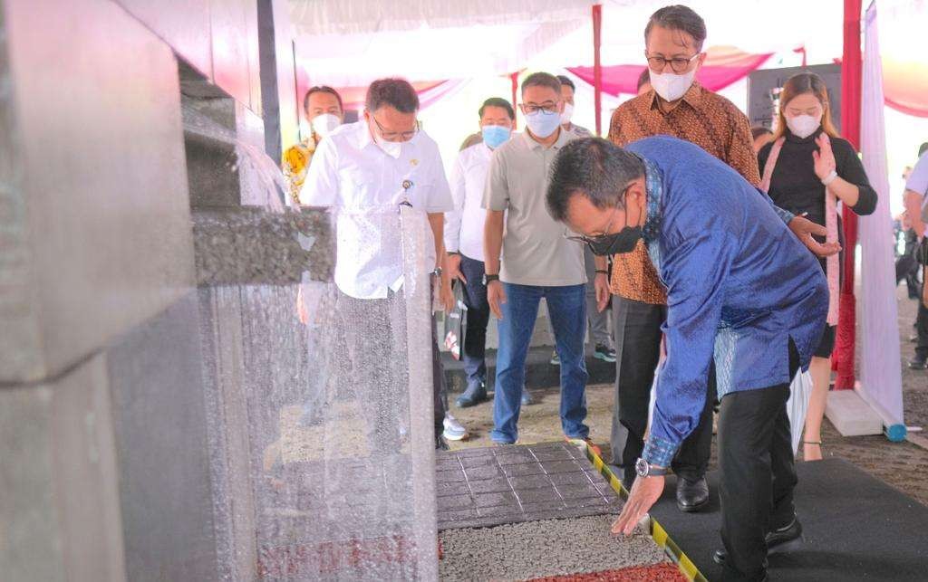 Foto 3: Direktur Utama SIG, Donny Arsal  memperhatikan demo produk ThruCrete (foto: istimewa).