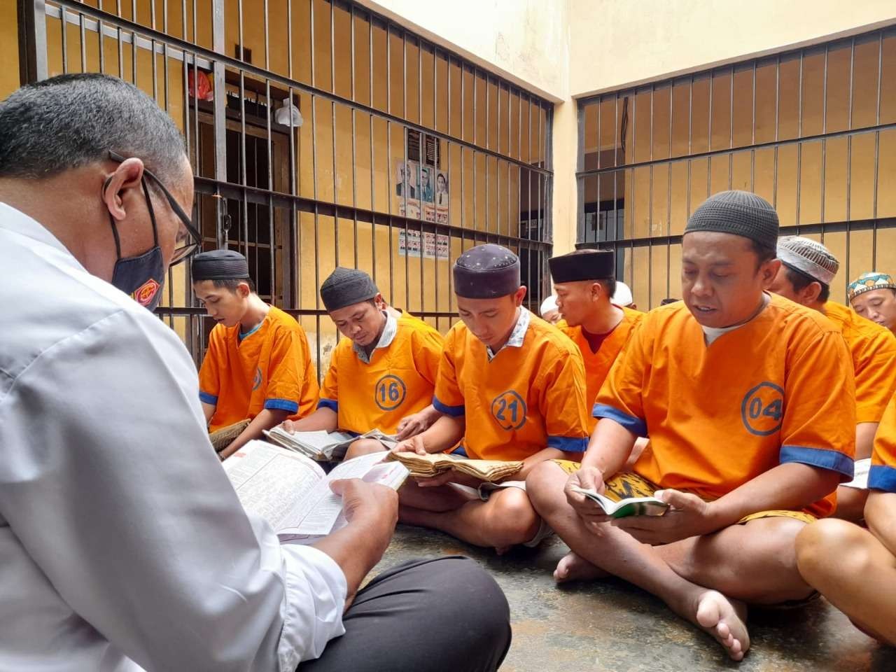 Tahanan melaksanakan Shalat Tarawih di ruang tahanan Mapolresta Probolinggo. (Foto: Humas Polresta).