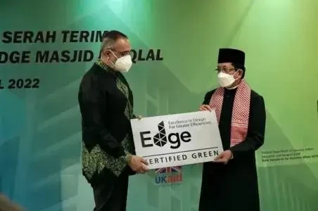 Azam Khan, Country Manager IFC untuk Indonesia dan Timor-Leste bersama Imam Besar Masjid Istiqlal Prof KH Nasaruddin Umar di Jakarta. (Foto: Istimewa)