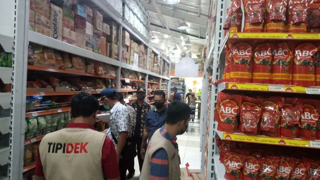 Sidak ketersediaan bahan pokok dengan sasaran Pasar Baru dan supermarket di Tuban. (Foto: Khoirul Huda/Ngopibareng.id)