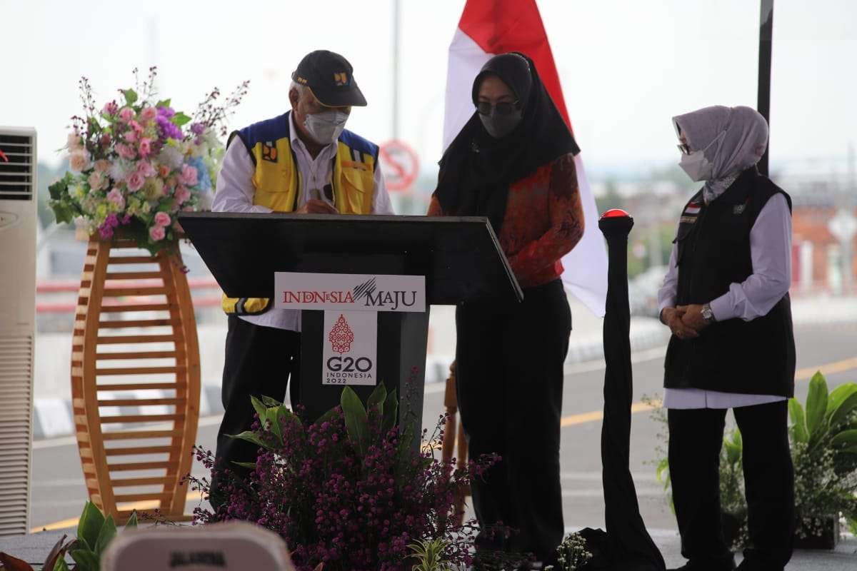 Menteri Pekerjaan Umum dan Perumahan Rakyat Basuki Hadimuljono (kiri) bersama anggota Komisi V DPR RI Sadarestuwati, dan Bupati Jombang Hj Mundjidah Wahab meresmikan jembatan baru Ploso, Jumat 8 April 2022 siang. (Foto: Istimewa)