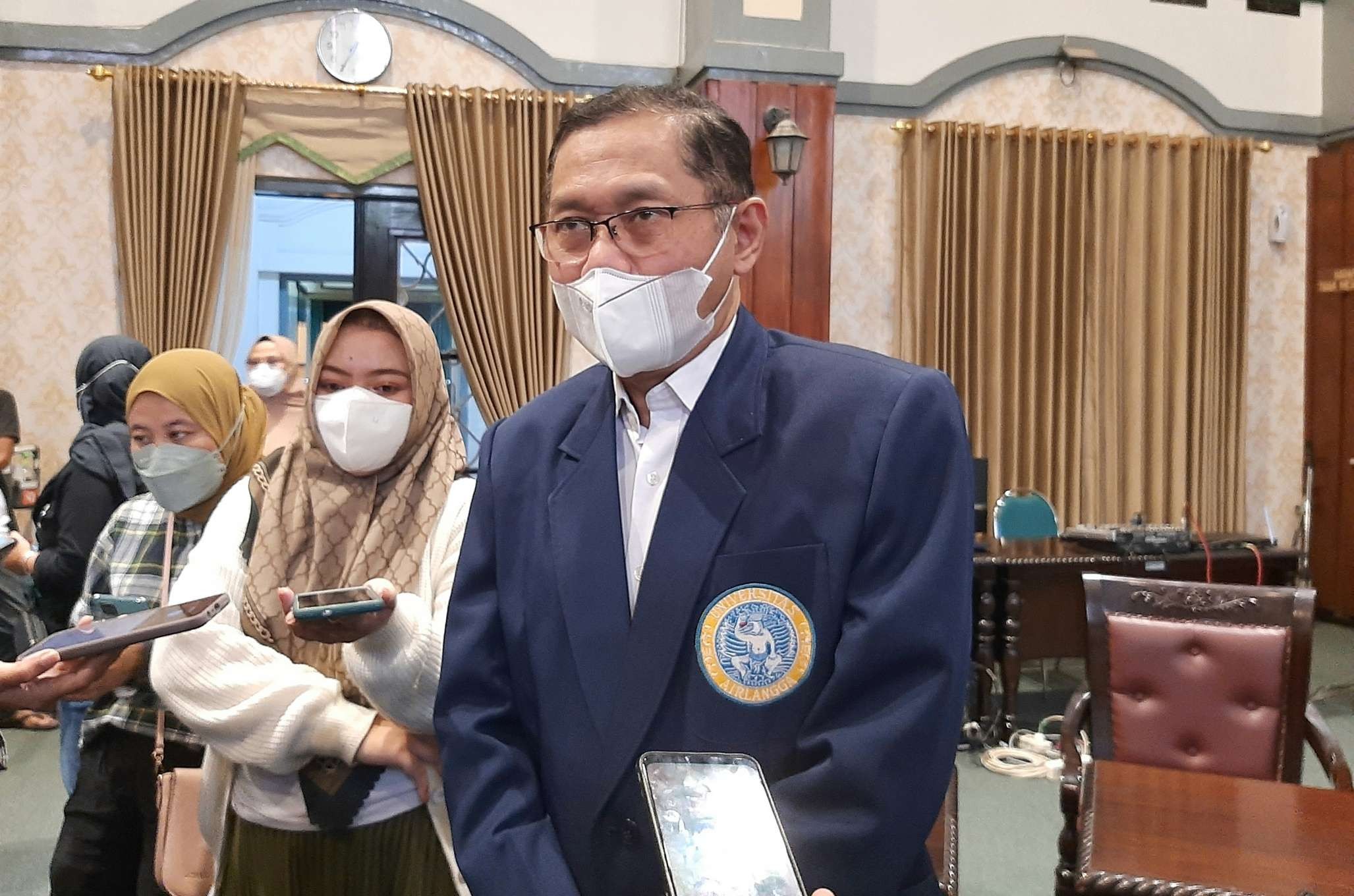 Dekan FK Unair, Prof Budi Santoso, saat mengumumkan peningkatan peringkat FK Unair. (Foto: Pita Sari/Ngopibareng.id)