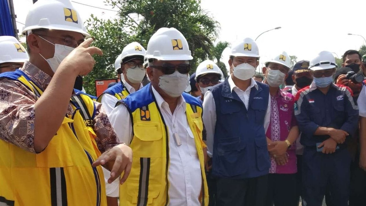 Menteri PUPR RI Basoeki Hadimoeljono saat meninjau pembangunan Jembatan Ngaglik 1 Lamongan, Jawa Timur, Jumat 8 Maret 2022. (Foto : Imron Rosidi/Ngopibaremg.id)