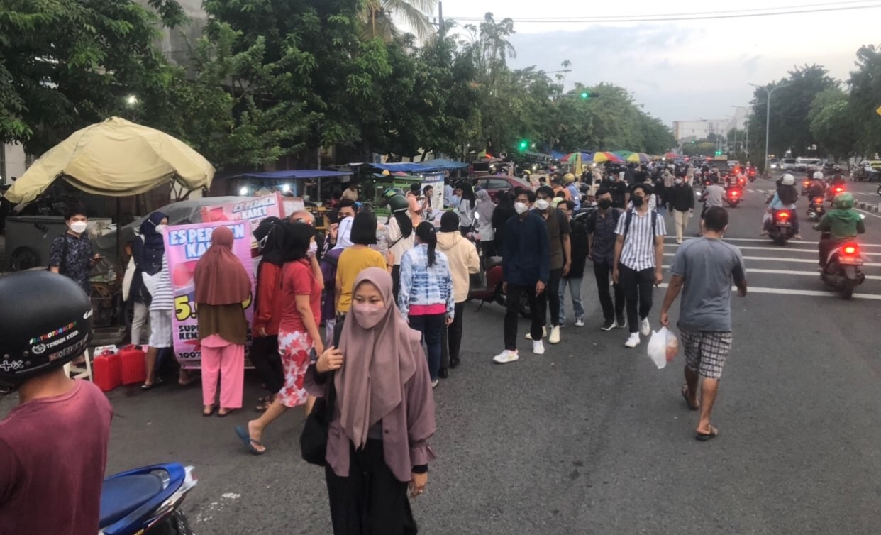 Jalan Karang Menjangan jadi tempat warga Surabaya cari takjil. (Foto: Andhi Dwi/Ngopibareng.id)