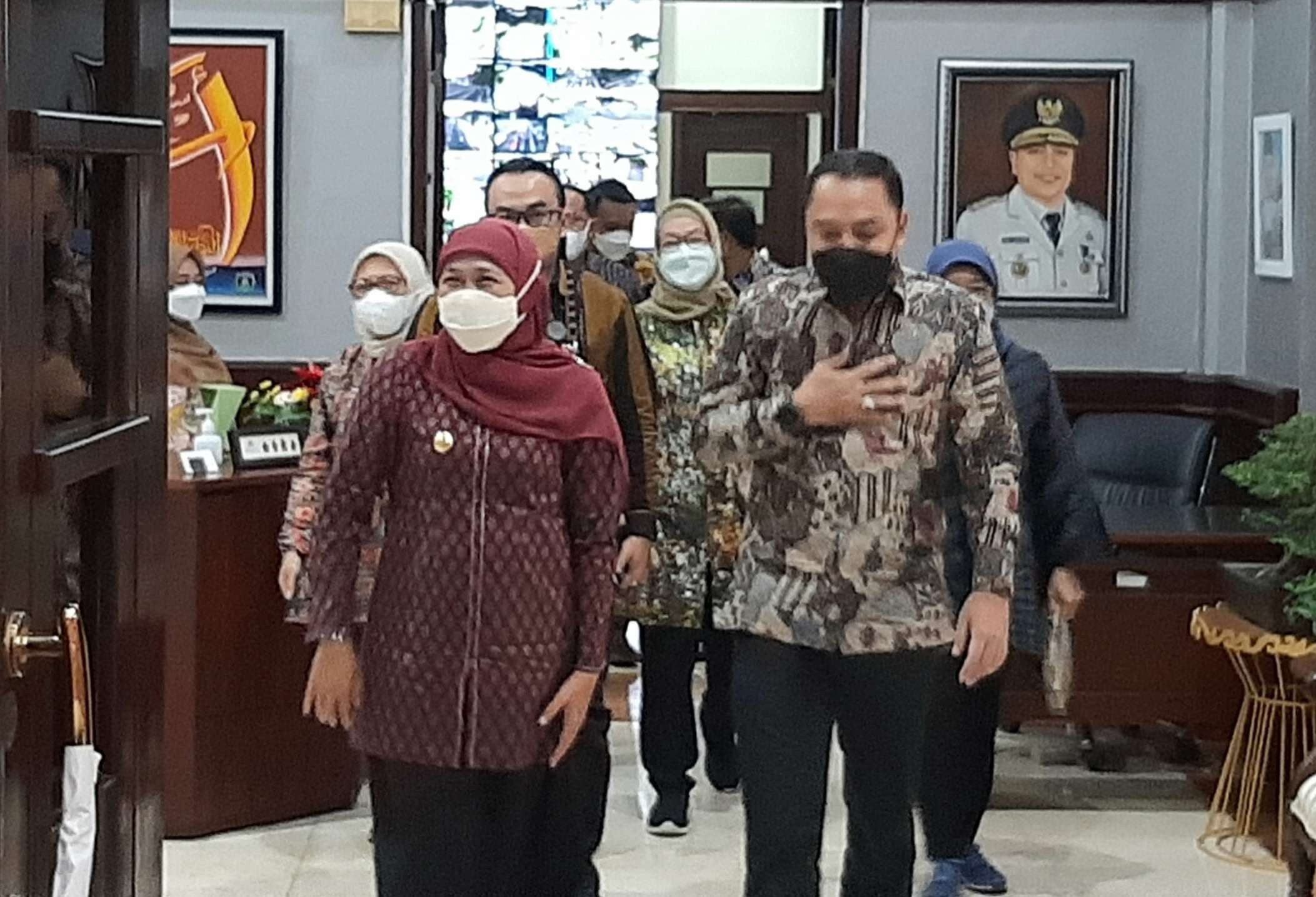 Kunjungan Gubernur Jawa Timur Khofifah Indar Parawansa ke Balai Kota Surabaya, bersama Walikota Eri Cahyadi. (Foto: Pita Sari/Ngopibareng.id)