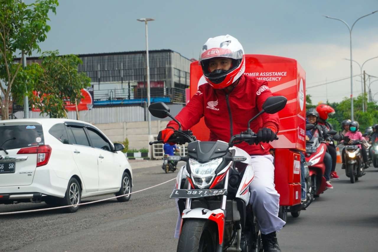 Cara aman berkendara dengan membawa barang. (Foto: MPM Honda Jatim)