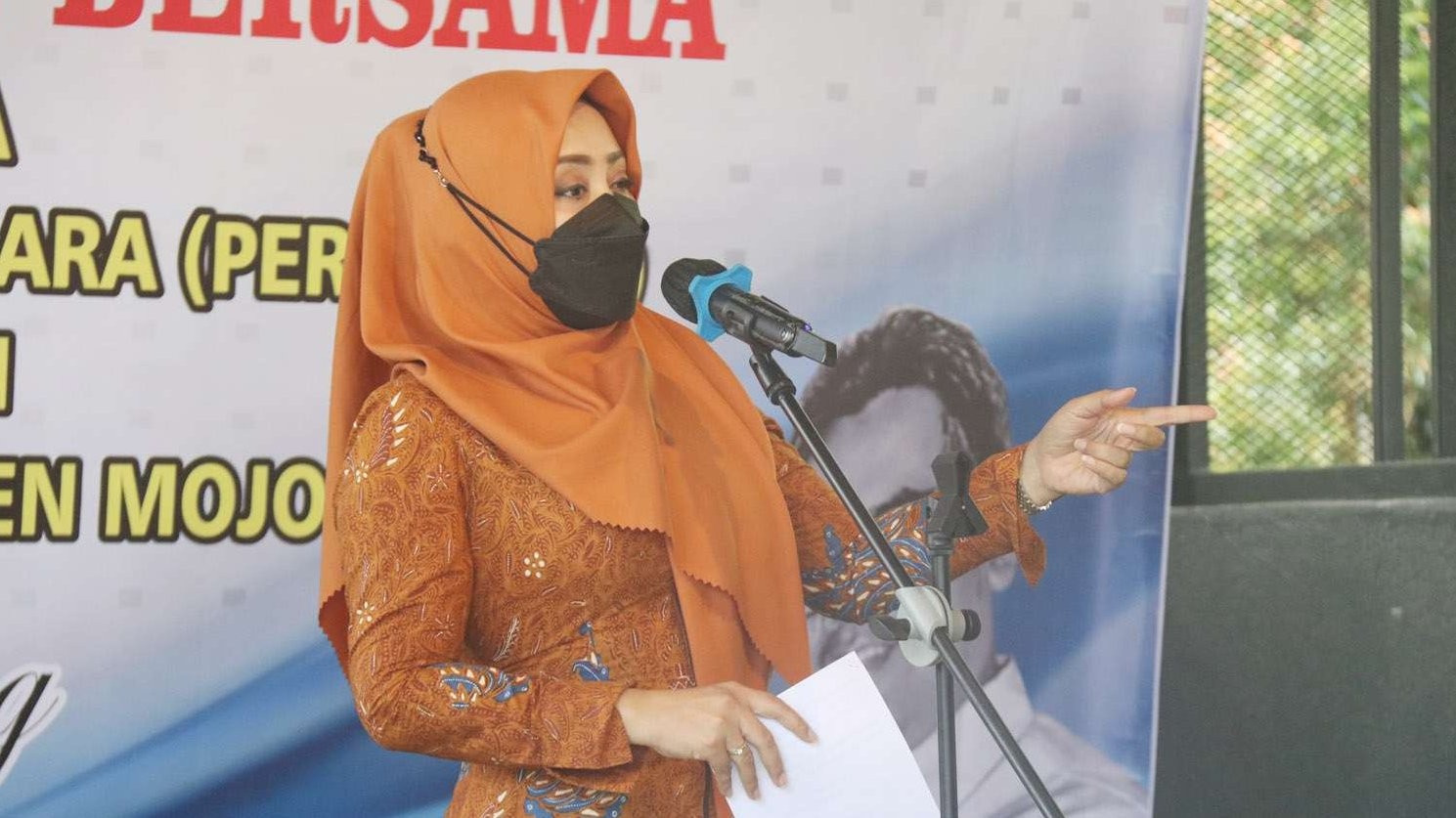 Bupati Mojokerto Ikfina Fahmawati saat memberikan sambutan penandatanganan kesepakatan bersama dalam kegiatan pemanfaatan hutan, Kamis, 7 April 2022. (Foto: Diskominfo Kabupaten Mojokerto)