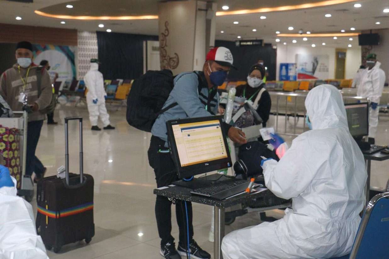 Pengecekan dokumen kesehatan oleh satgas Covid-19 Bandara Juanda. (Foto: Istimewa)