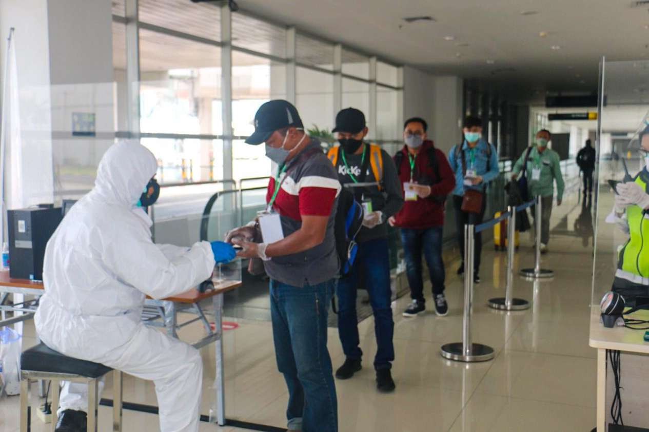 Cek dokumen kesehatan di Bandara Internasional Juanda (foto: istimewa)