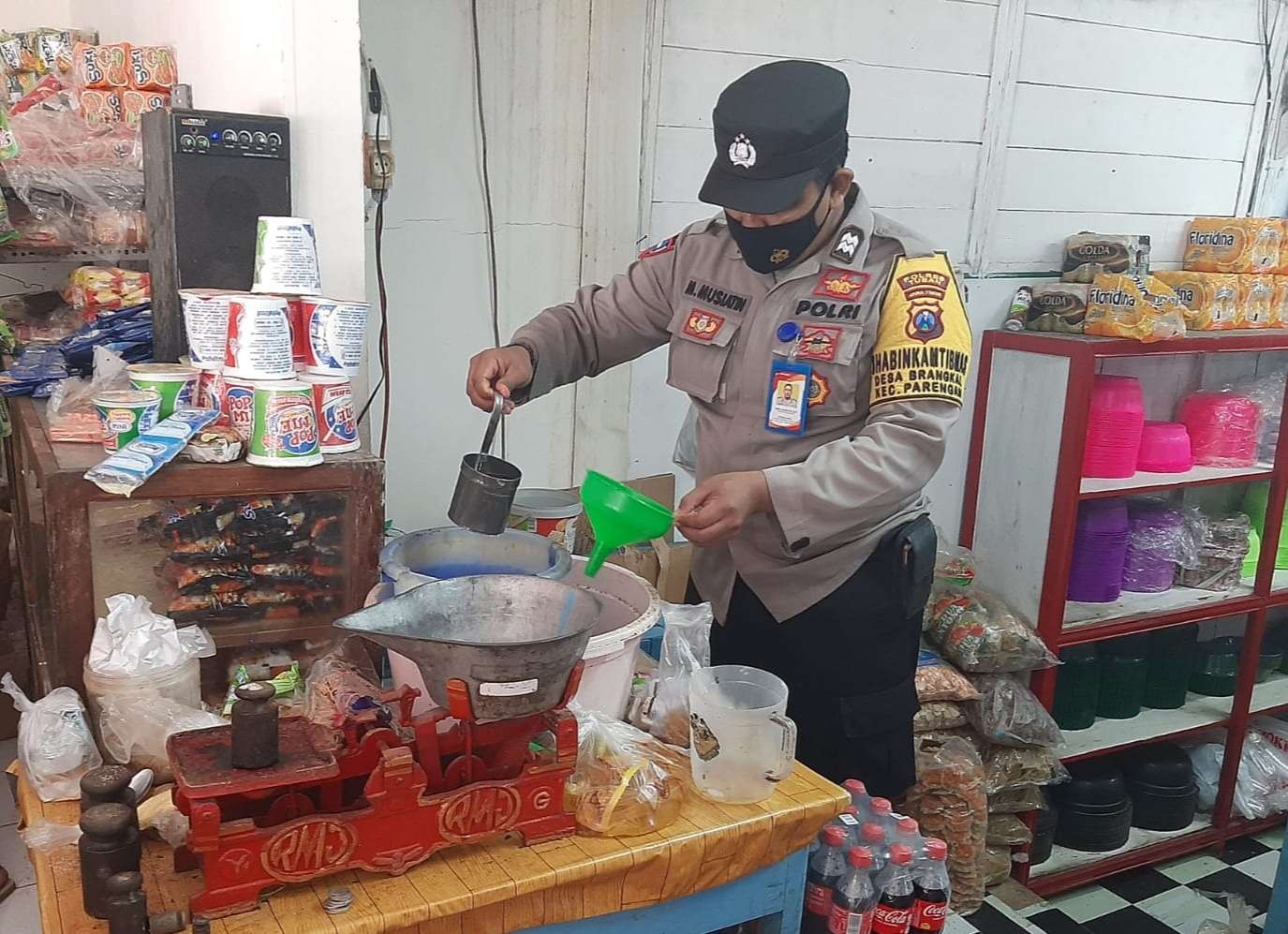 Petugas dari Polsek Parengan, Polres Tuban saat monitoring ketersediaan minyak goreng curah di pasar tradisional (Foto: dok. Polsek Parengan)