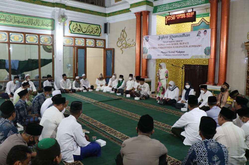 Bupati Hj Mundjidah Wahab bersama Wabup Sumrambah dan Forkopimda Kabupaten Jombang melaksanakan Safari Ramadhan di Masjid Baitul Makmur Desa Genukwatu, Kecamatan Ngoro, Kamis 7 April 2022. (Foto: Istimewa)