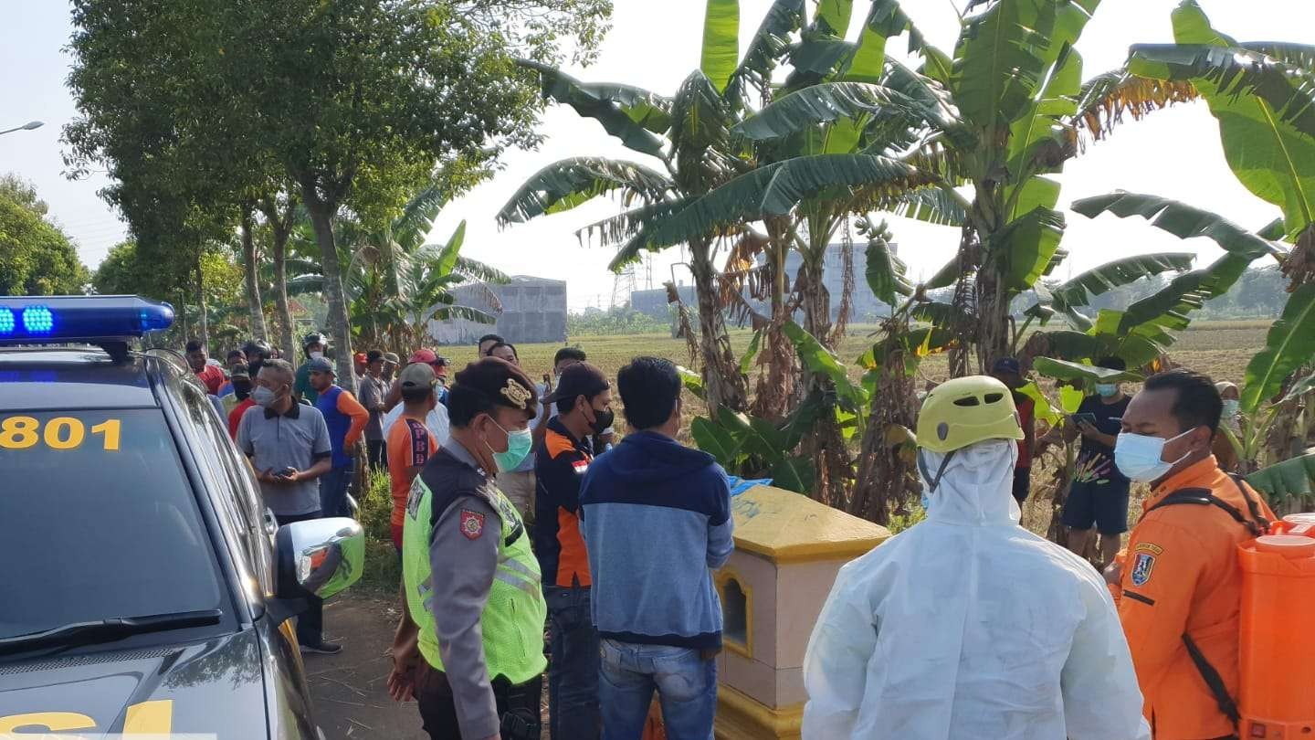 Petugas kepolisian saat melakukan olah Tempat Kejadian Perkara (TKP). (Foto: Dokumentasi Polsek Tuban Kota)