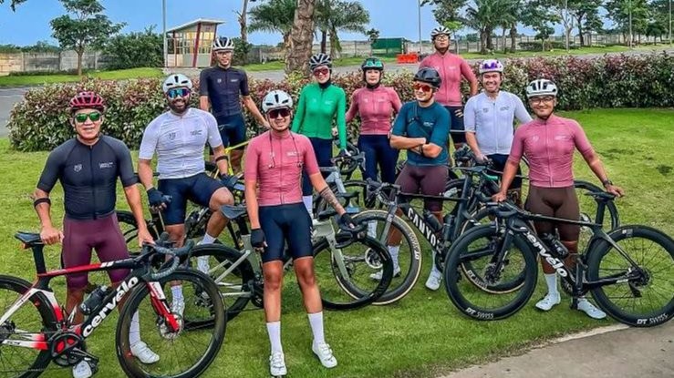 Sekitar 15 cyclist CRS mengikuti ngabuburide dengan gowes di Grand Island, Pakuwon City, Surabaya timur, lalu lanjut berbuka puasa. (Foto: Istimewa)