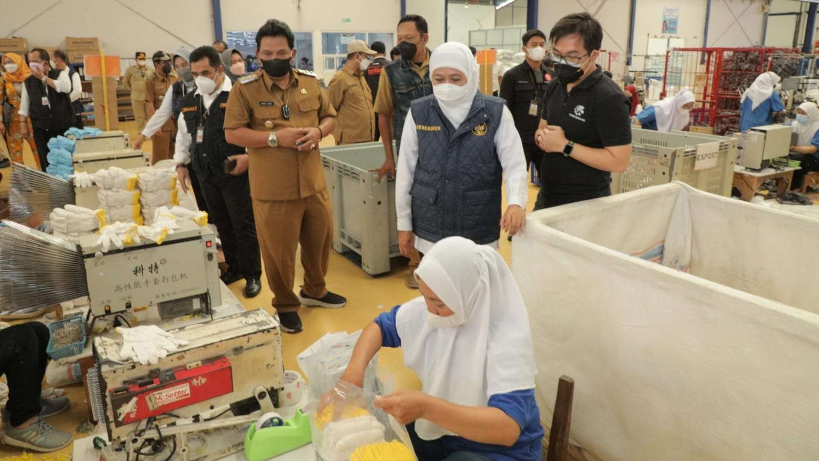 Gubernur Jatim, Khofifah Indar Parawansa saat melihat pekerja di sebuah pabrik di Jatim. (Foto: Istimewa)