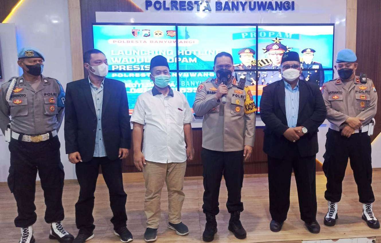 Kapolresta Banyuwangi Kombespol Nasrun Pasaribu bersama Pengawas Eksternal meluncurkan program Hotline Wadul Propam (foto: Muh Hujaini/Ngopibareng.id)