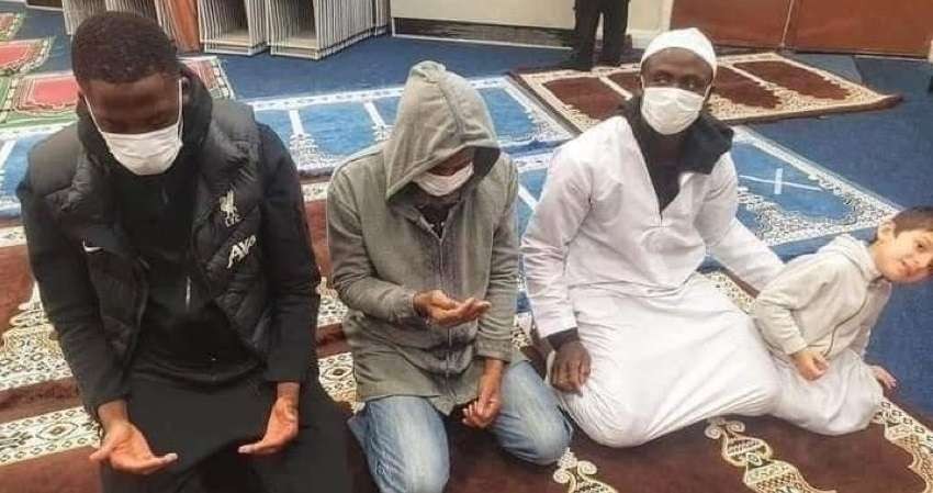 Sadio Mane dan Konate melaksanakan salat tarawih di Masjid Liverpool. (Foto: Twitter)